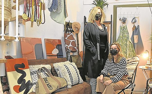 Jaione Idiakez y su hija Lorea Iturrarte, en la tienda Jalo de la calle Secundino Esnaola de Gros. 