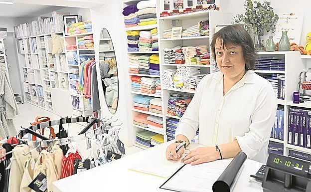 Blanca Alejos, en su comercio Blanca Hogar de la avenida de Sancho el Sabio de Amara. 