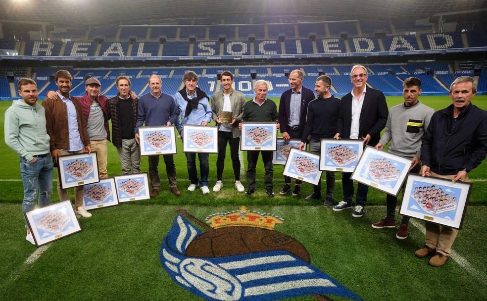 Ganadores del DV de Oro de las últimas cuatro décadas de la Real Sociedad posan con las láminas que les regaló El Diario Vasco 