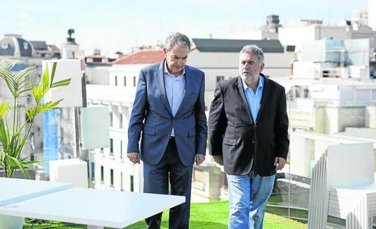 Diálogo. Un momento de la charla, solo rota por los ensayos de aviones del Ejército en un ensayo para el 12-O