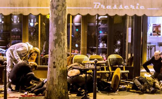 Voluntarios asisten a los heridos en plena calle.