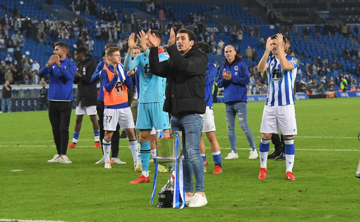 Oyarzabal aplaude a los aficionados al término del partido ante el Mallorca en Anoeta. 