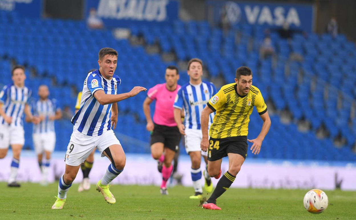Karrikaburu disputa un balón con un jugador del Oviedo. 