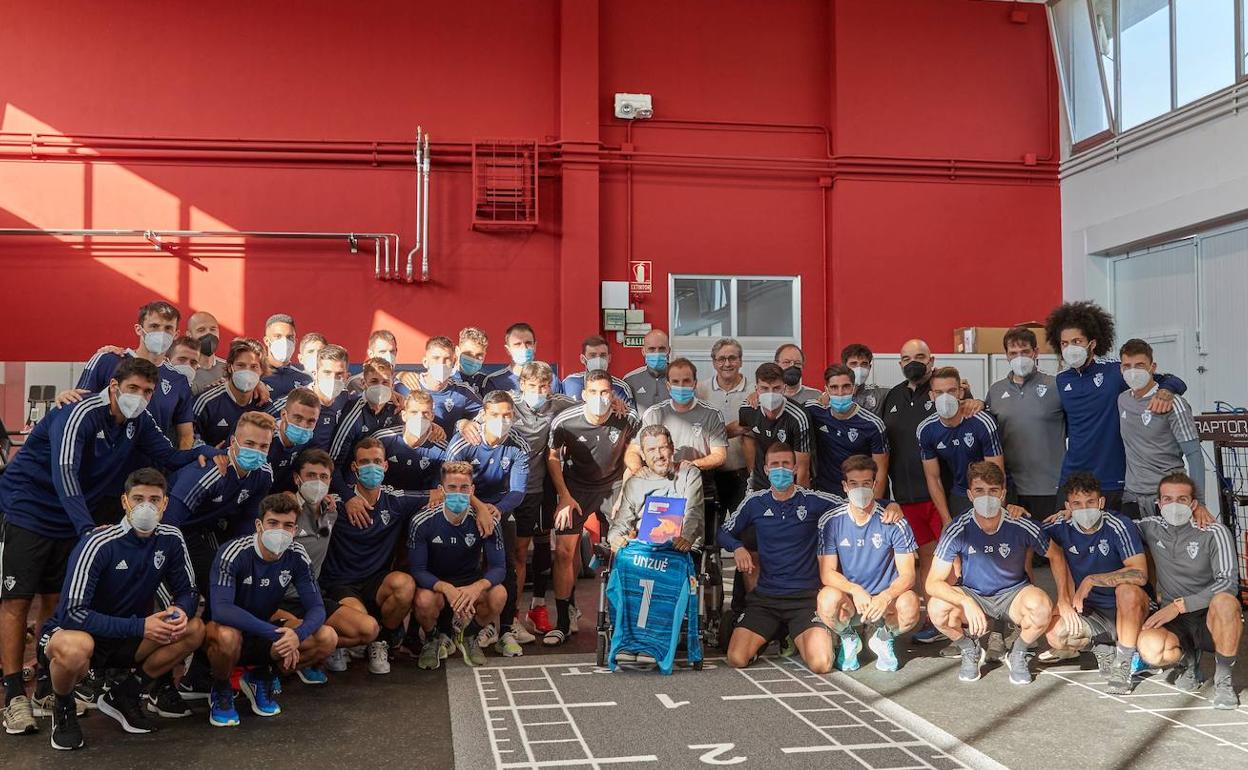 Juan Carlos Unzué, arropado por la plantilla de Osasuna.