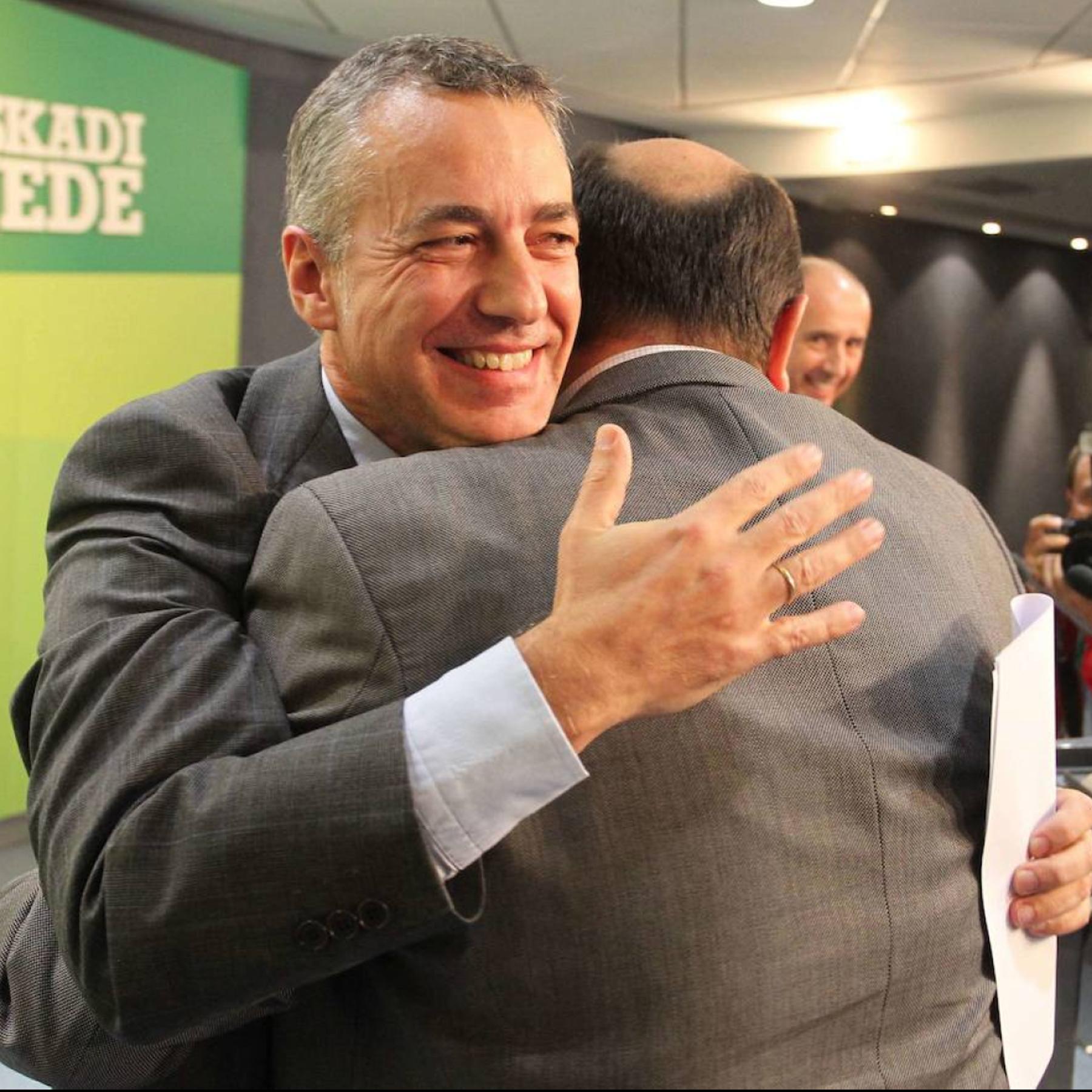 El abrazo de Urkullu y Ortuzar, del PNV, tras el anuncio del fin de ETA