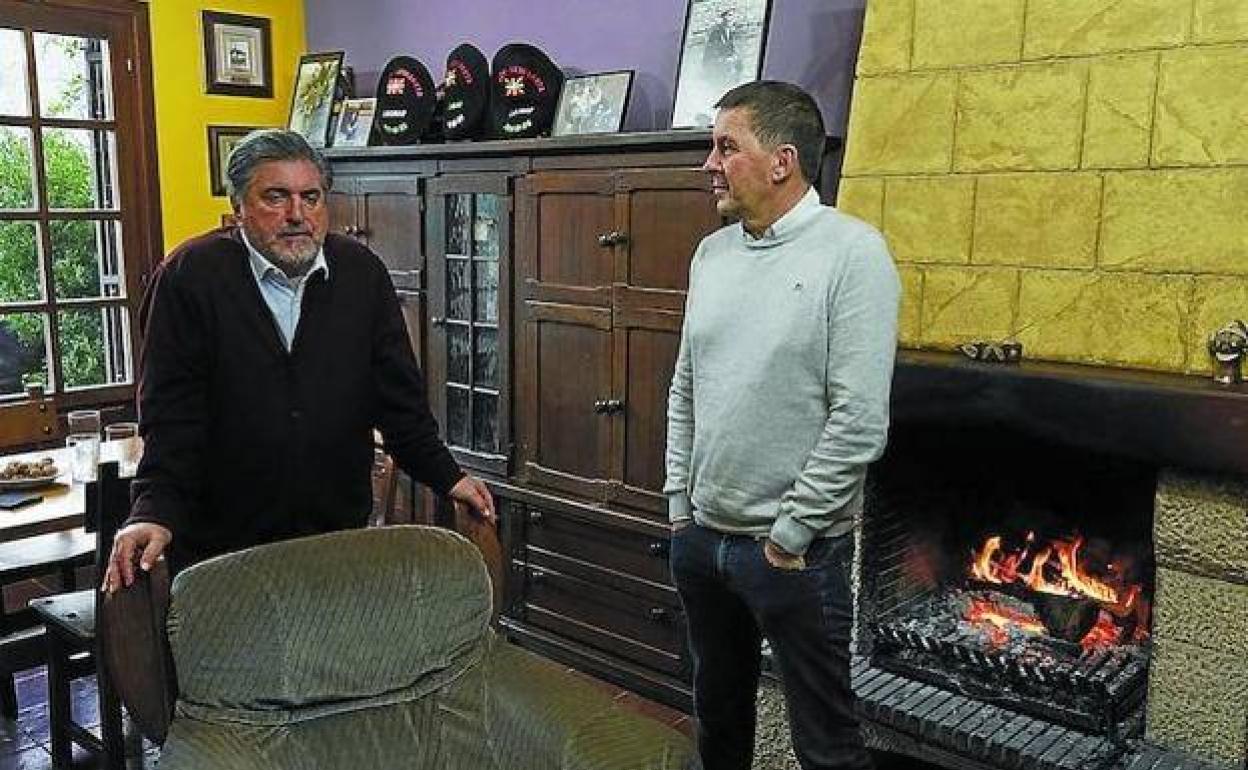 OEguiguren y Otegi, en una imagen de archivo en Txillarre. 