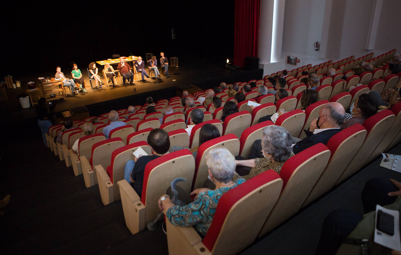 Fotos: Teatro documental en Irun sobre la violencia en Euskadi