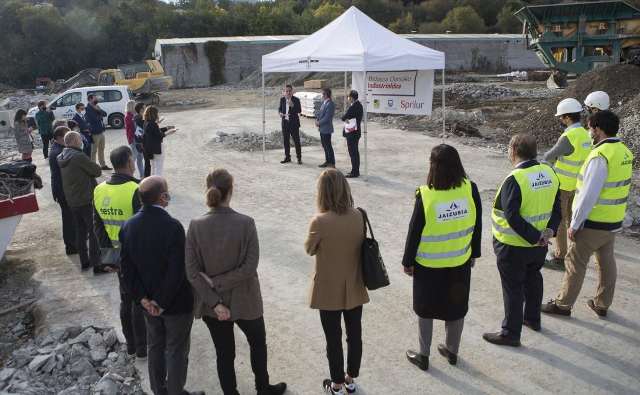 El diputado de Promoción Económica, Jabier Larrañaga; el alcalde de Irun, José Antonio Santano y el viceconsejero de Industria, Mikel Amundarain, con responsables de Sprilur y de la obra de Hiframasa, durante su visita al solar de la calle Araba, en el barrio de Ventas . 