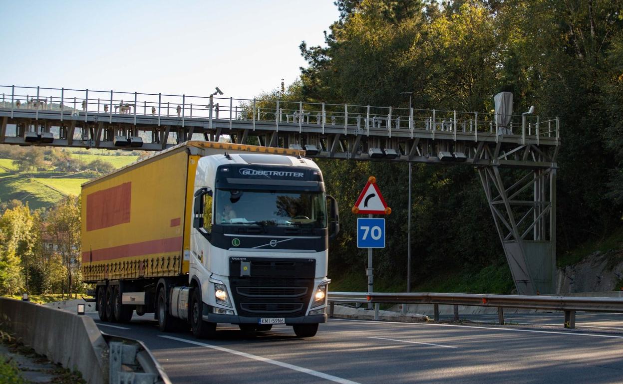 Un camión pasa bajo uno de los arcos de cobro en la N-I. El pórtico dejará de operar esta medianoche pero se reactivará en un año. 