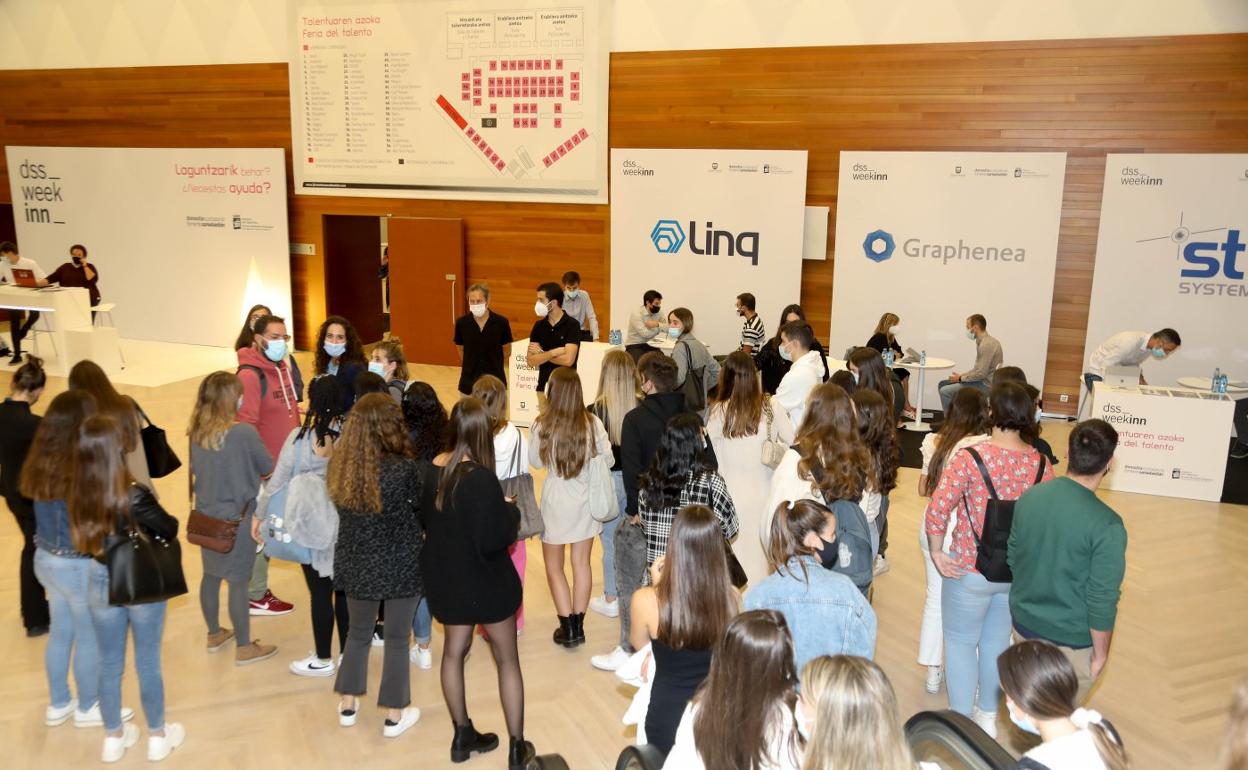 Los jóvenes que se dieron cita en la Feria del Talento aguardan ante los stands de las diferentes empresas. 