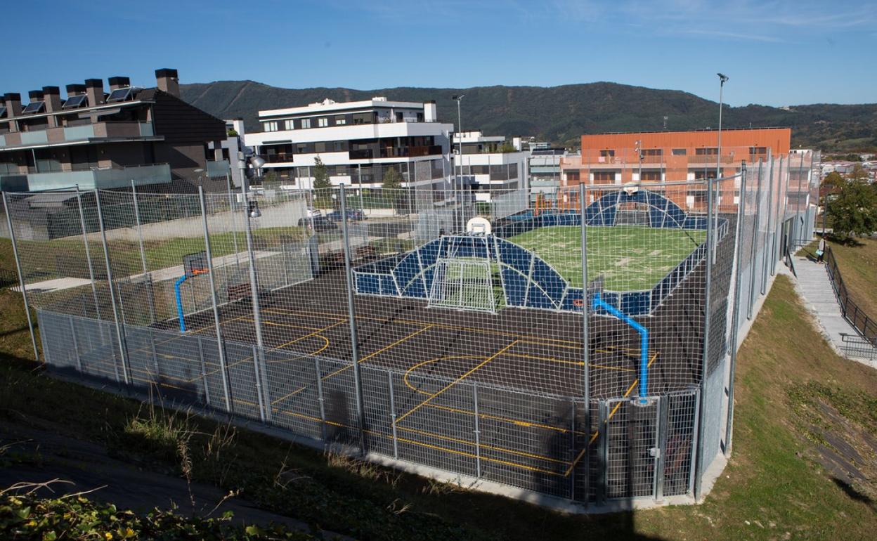 El nuevo recinto deportivo, en una parcela al final de la calle Clara Campoamor, ya está abierto. 