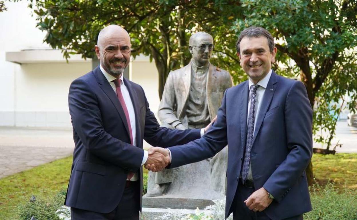 El director general de Laboral Kutxa, Xabier Egibar y el rector de Mondragon Unibertsitatea Vicente Atxa. 