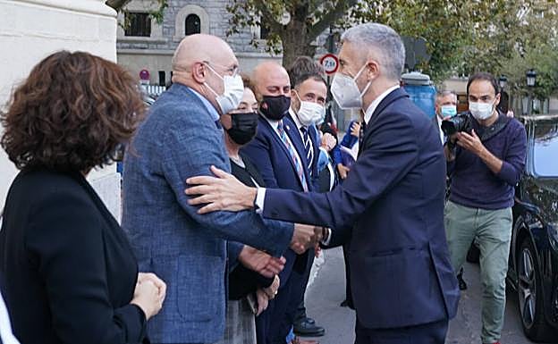 Grande-Marlaska saluda a varias víctimas a su llegada al acto en el Centro Memorial en Vitoria.