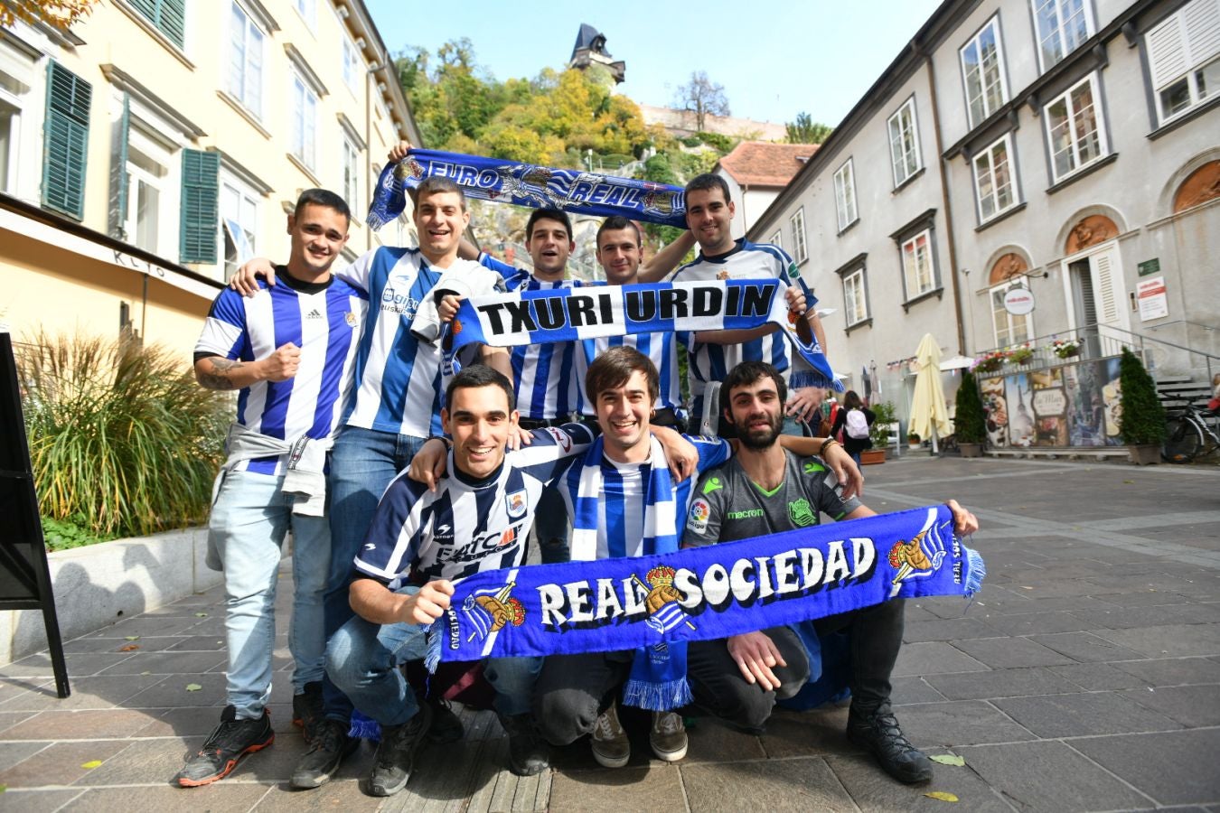 Los aficionados de la Real Sociedad se dejaron ver en las calles de la ciudad austriaca en las horas previas al decisivo choque ante el Sturm Graz. 