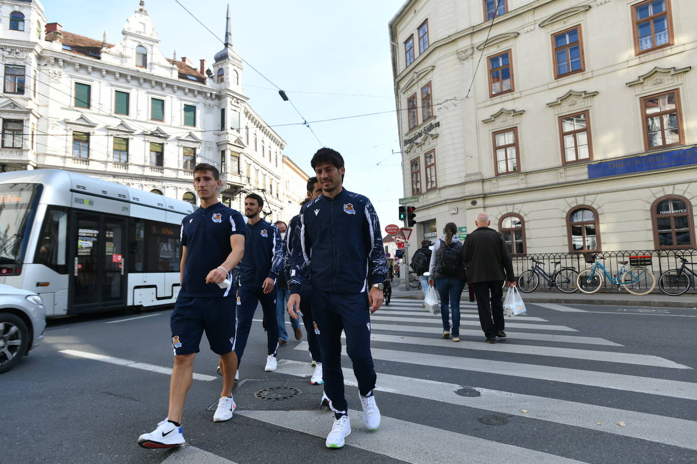 Los aficionados de la Real Sociedad se dejaron ver en las calles de la ciudad austriaca en las horas previas al decisivo choque ante el Sturm Graz. 