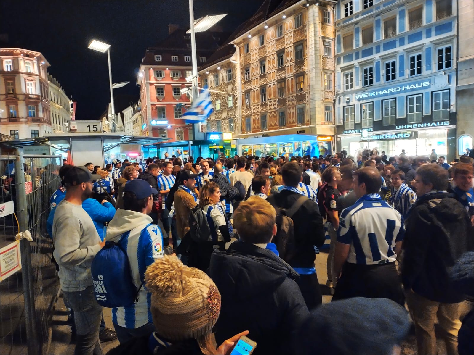Los aficionados de la Real Sociedad se dejaron ver en las calles de la ciudad austriaca en las horas previas al decisivo choque ante el Sturm Graz. 