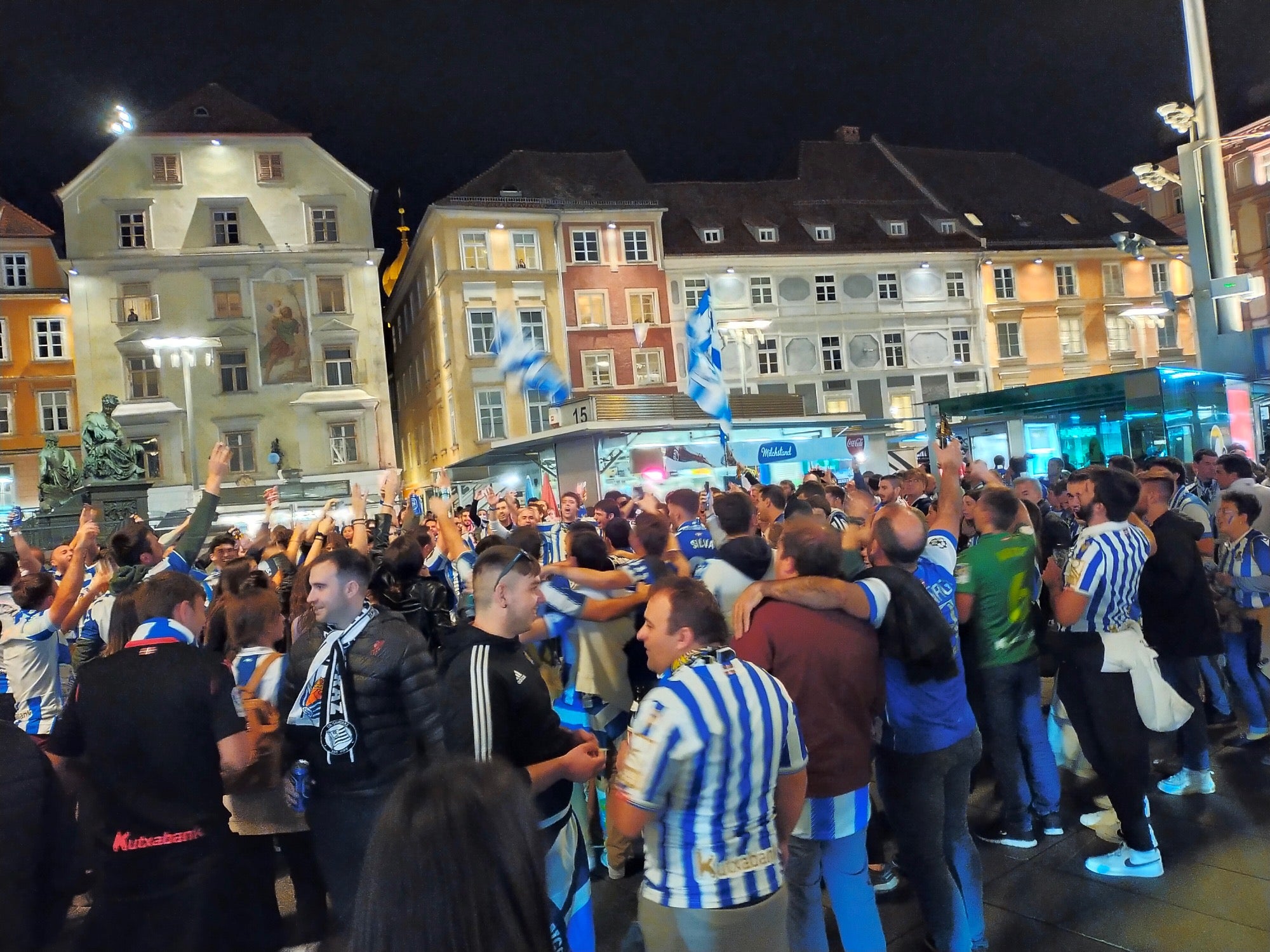 Los aficionados de la Real Sociedad se dejaron ver en las calles de la ciudad austriaca en las horas previas al decisivo choque ante el Sturm Graz. 