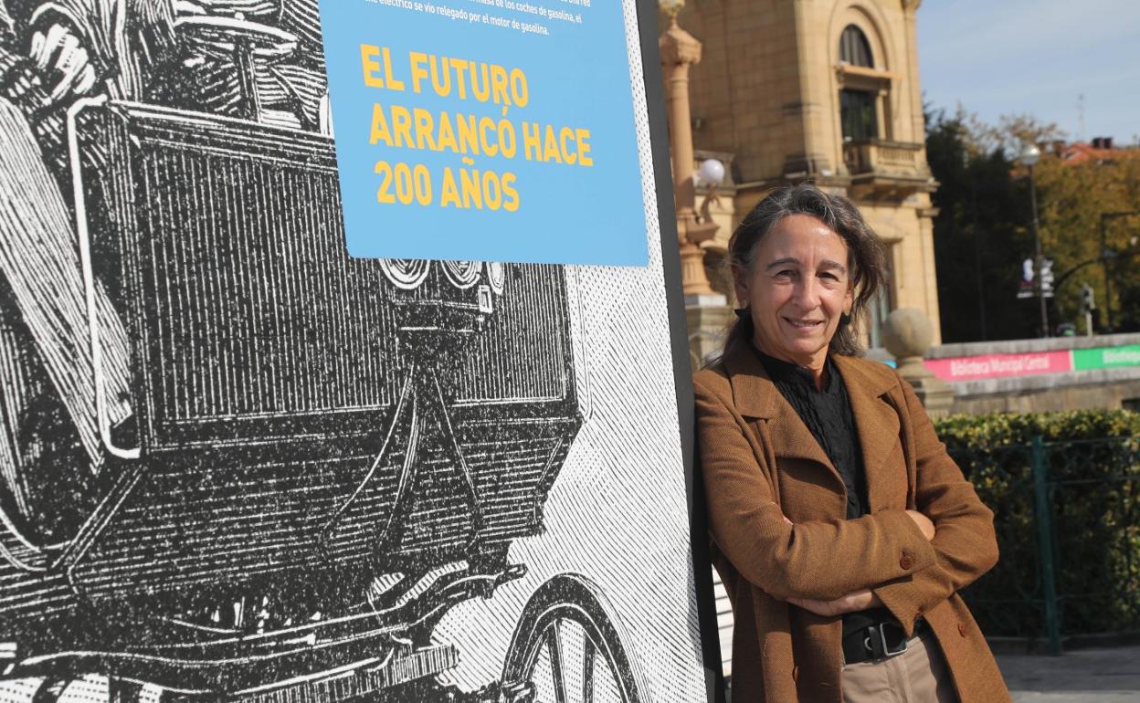 Marisol Garmendia posa en la exposición 'Quimeras de ayer' junto al Ayuntamiento de San Sebastián. 