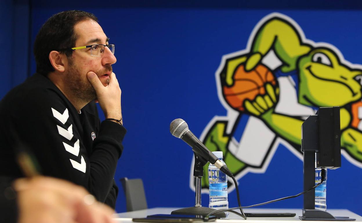 Lolo Encinas, entrenador del Acunsa GBC. 