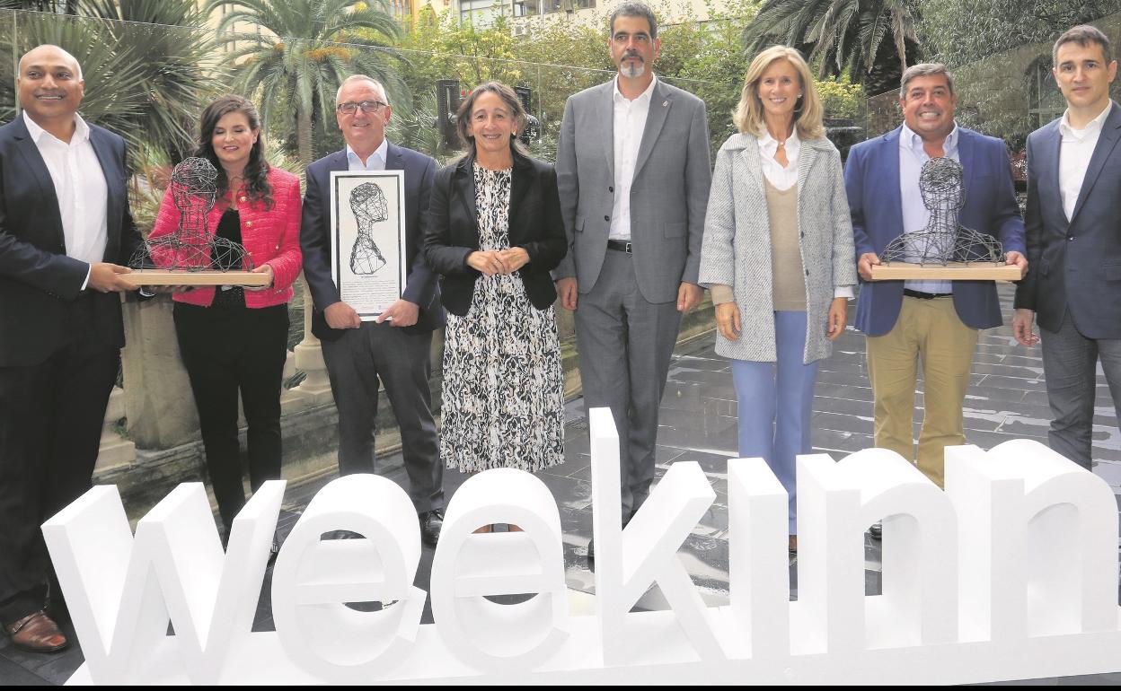 Foto de familia con los premiados y los promotores de la sexta edición de los Premios DSS INN que se celebró ayer en el Hotel María Cristina.