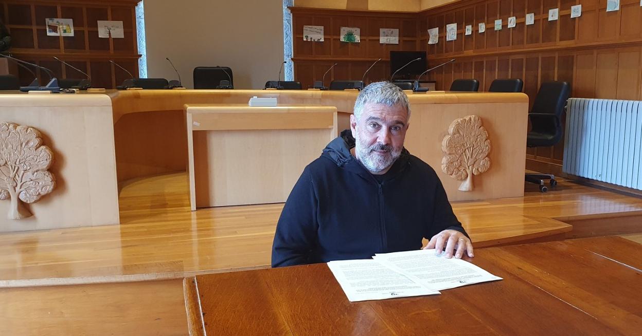 El alcalde, Xabier Urdangarin, informó ayer sobre la situación del servicio público de autobuses. 