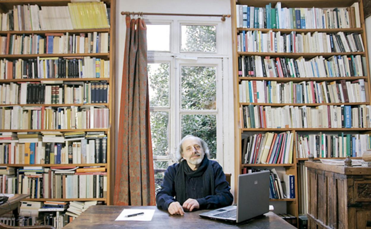 Francisco Javier Irazoki en su casa de París, donde vive desde hace 28 años.