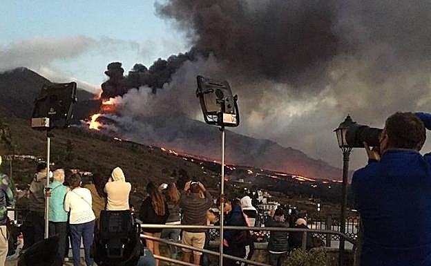 Gran expectación por el avance de la colada. 