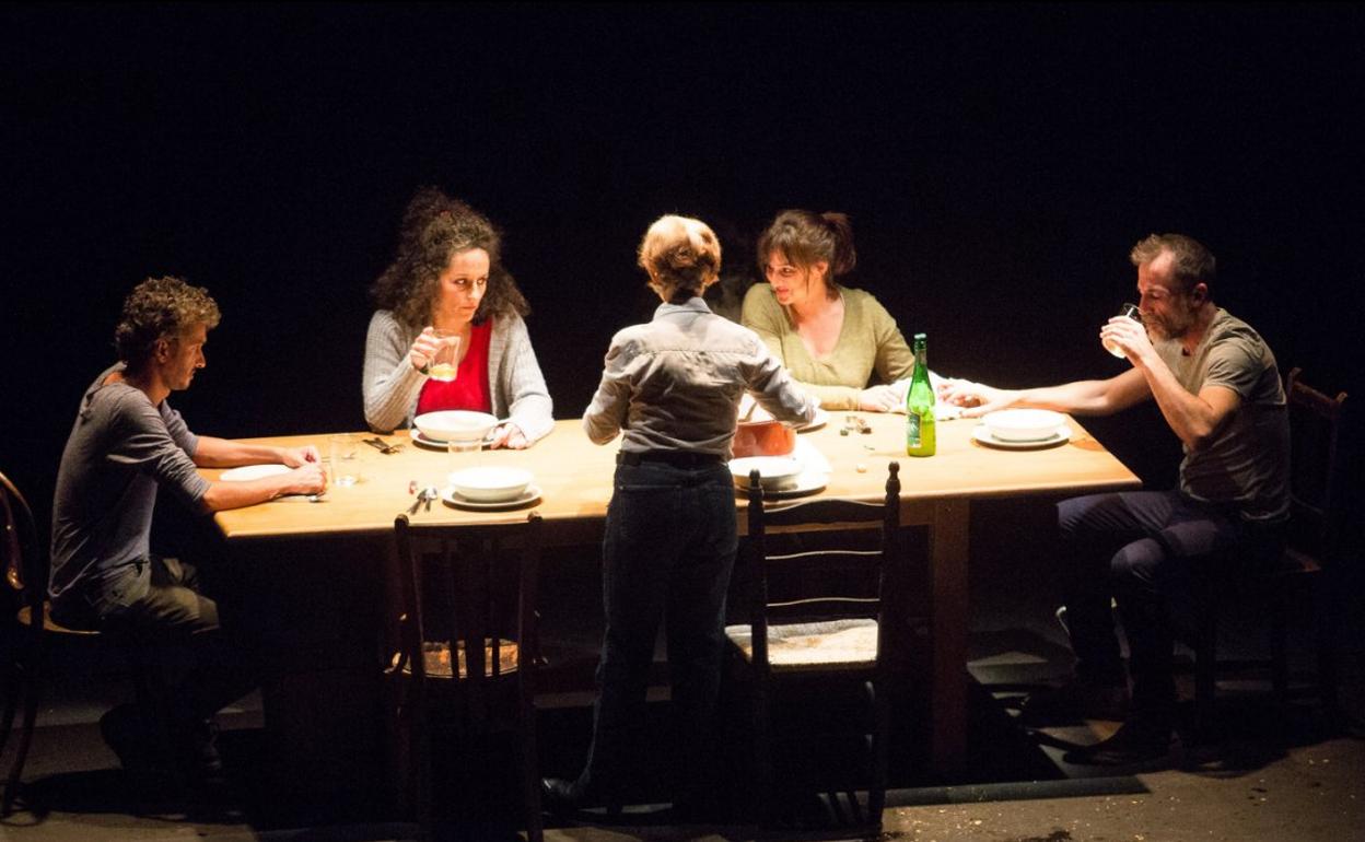 La famila de 'Proyecto 43-2', sentada en la mesa, en la primera representación en el Amaia de 'Rescoldos de paz y violencia'. 