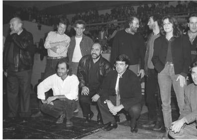 Imagen secundaria 1 - Anoeta. Una imagen de los músicos participantes en el concierto 'Contra el miedo', celebrado en junio de 1995. Participantes en el concierto de Anoeta de 1989, impulsado por Imanol. Cartel de Chillida para la manifestación de 1989. 