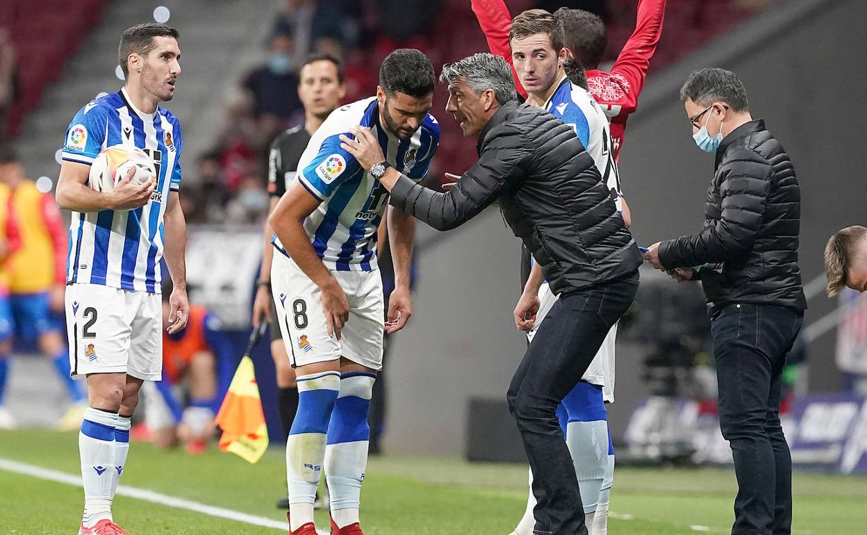Imanol da instrucciones a Merino en la banda.