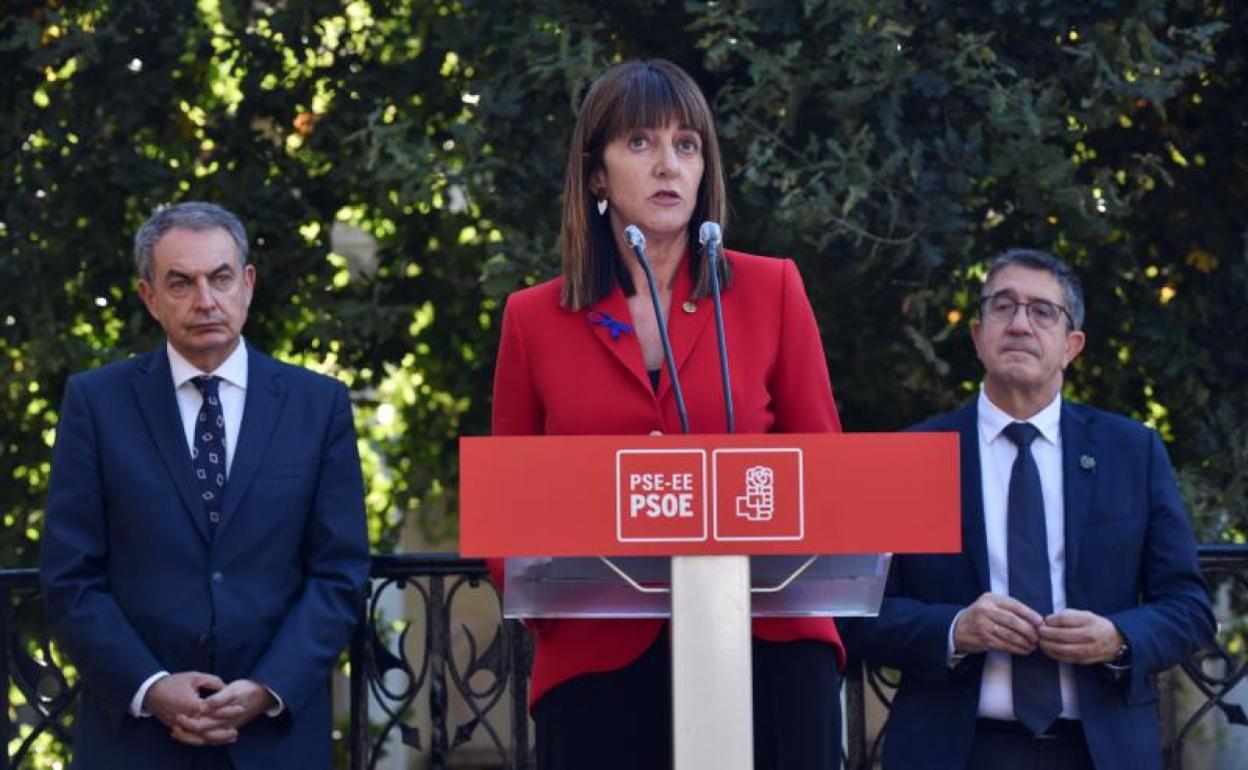 Zapatero, Mendia y López, en el acto que protagonizaron la semana pasada en la Casa de Juntas de Gernika.