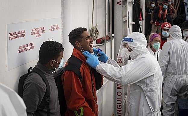 Imagen principal - Desembarco del Aita Mari en Sicilia: «Los gobiernos alargan los tiempos para los rescates»