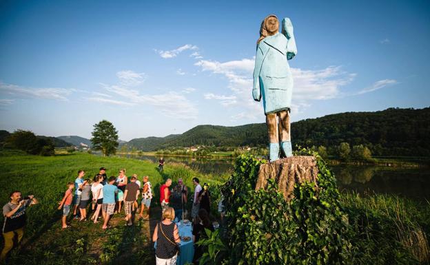 Inauguración del monumento a Melania Trump en Eslovenia, que ardió meses después.