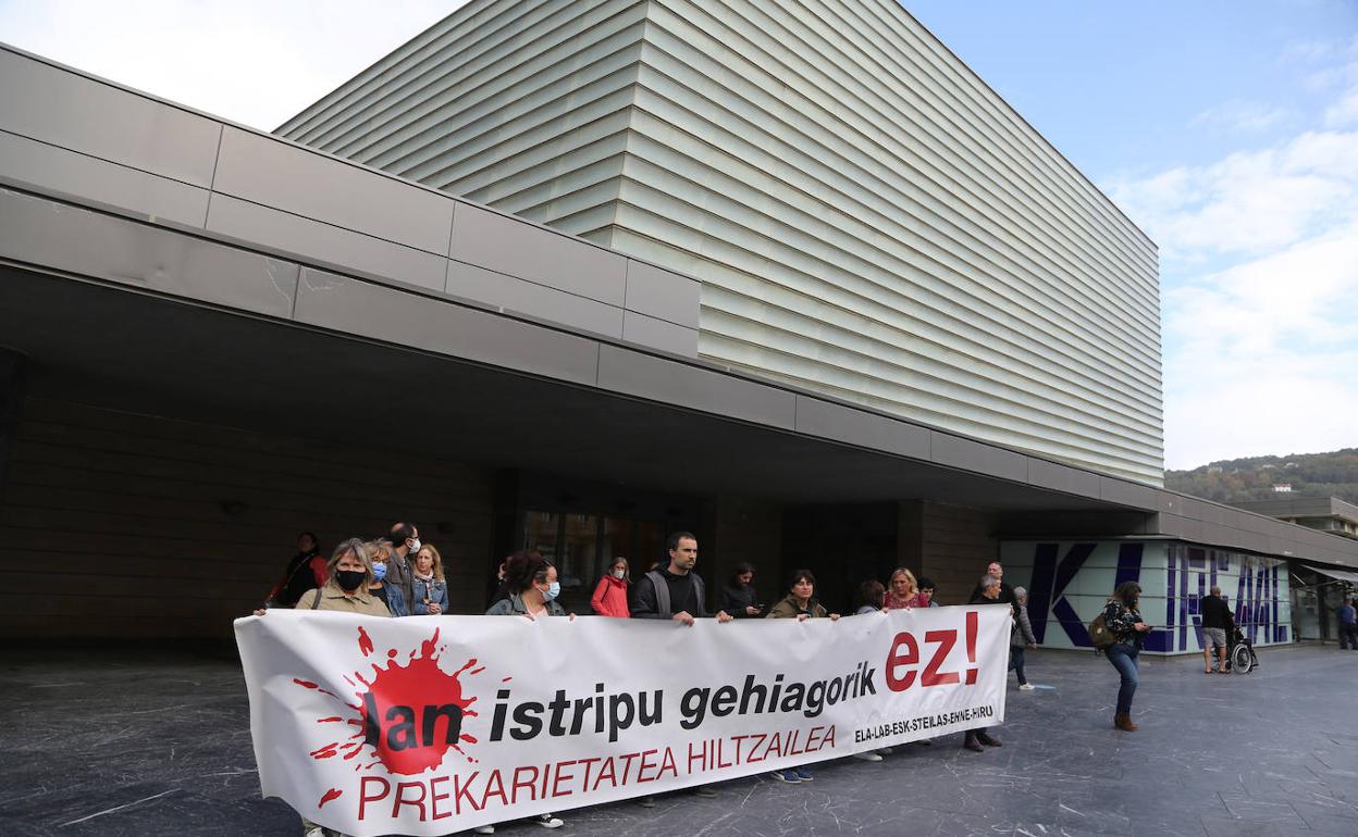 Concentración de los sindicatos nacionalistas tras el fallecimiento del cocinero del bar Gure-Txoko de Donostia.