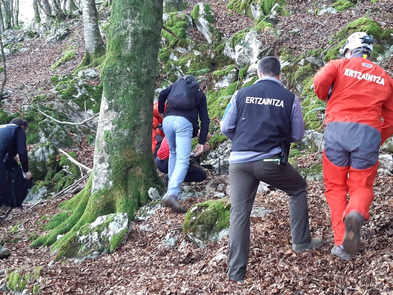 Agentes de la Ertzaintza en las inmediaciones del zulo localizado.