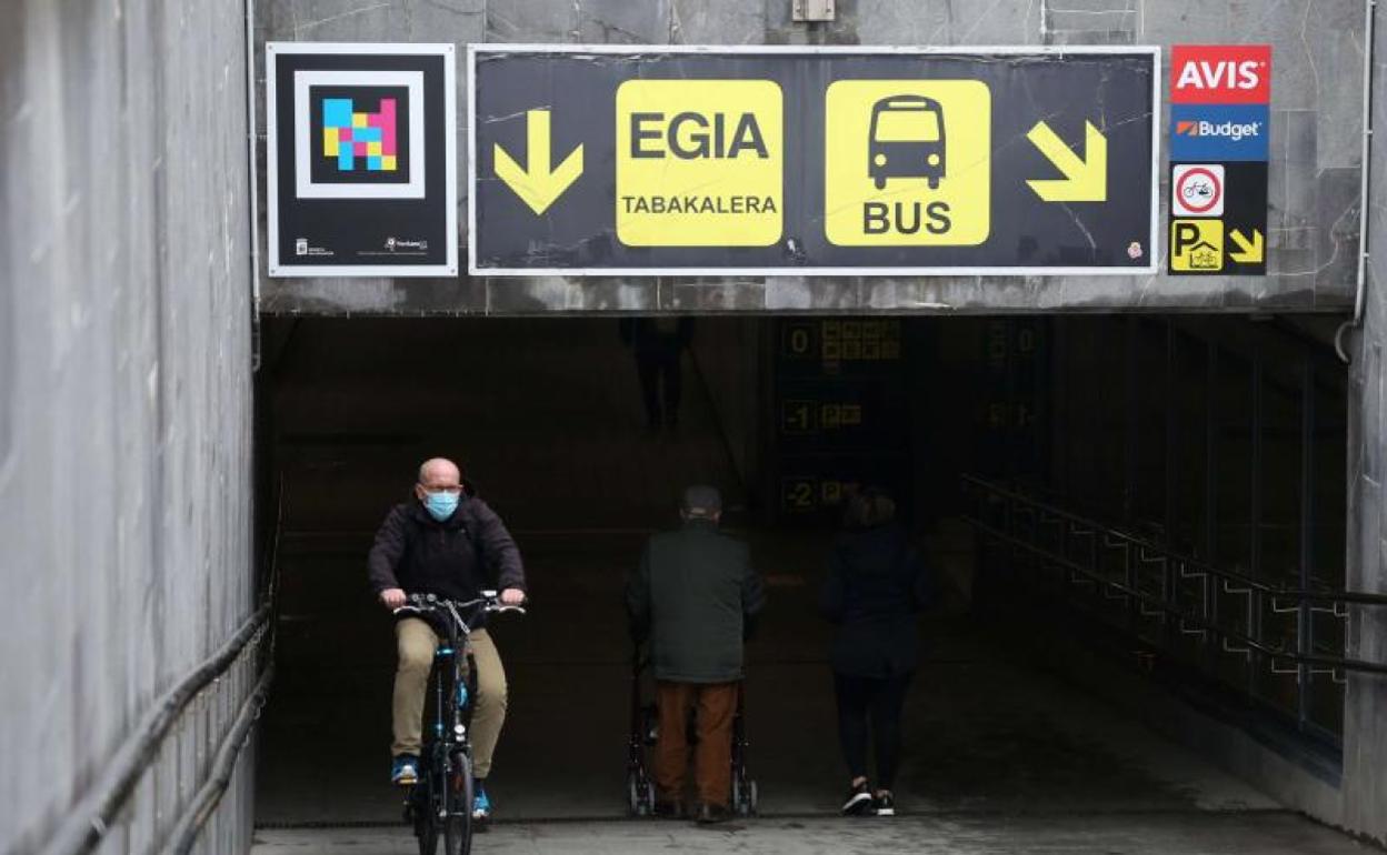 Pasadizo de Egia que se cierra. Solo se permite el acceso a la estación de autobús. 