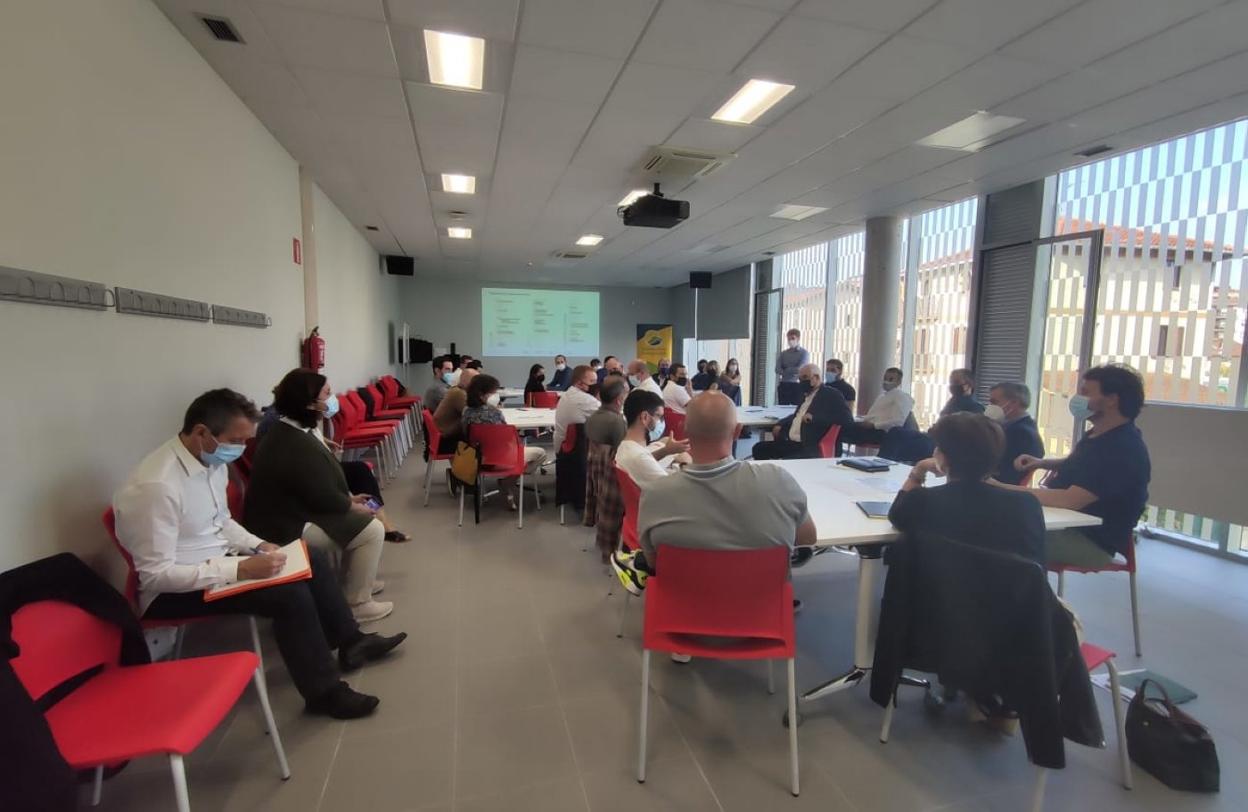 La primera sesión de las cuatro que tiene previstas el programa Kolab de Bidasoa activa reunió a representantes de 26 empresas de la comarca en Palmera Montero Gunea.