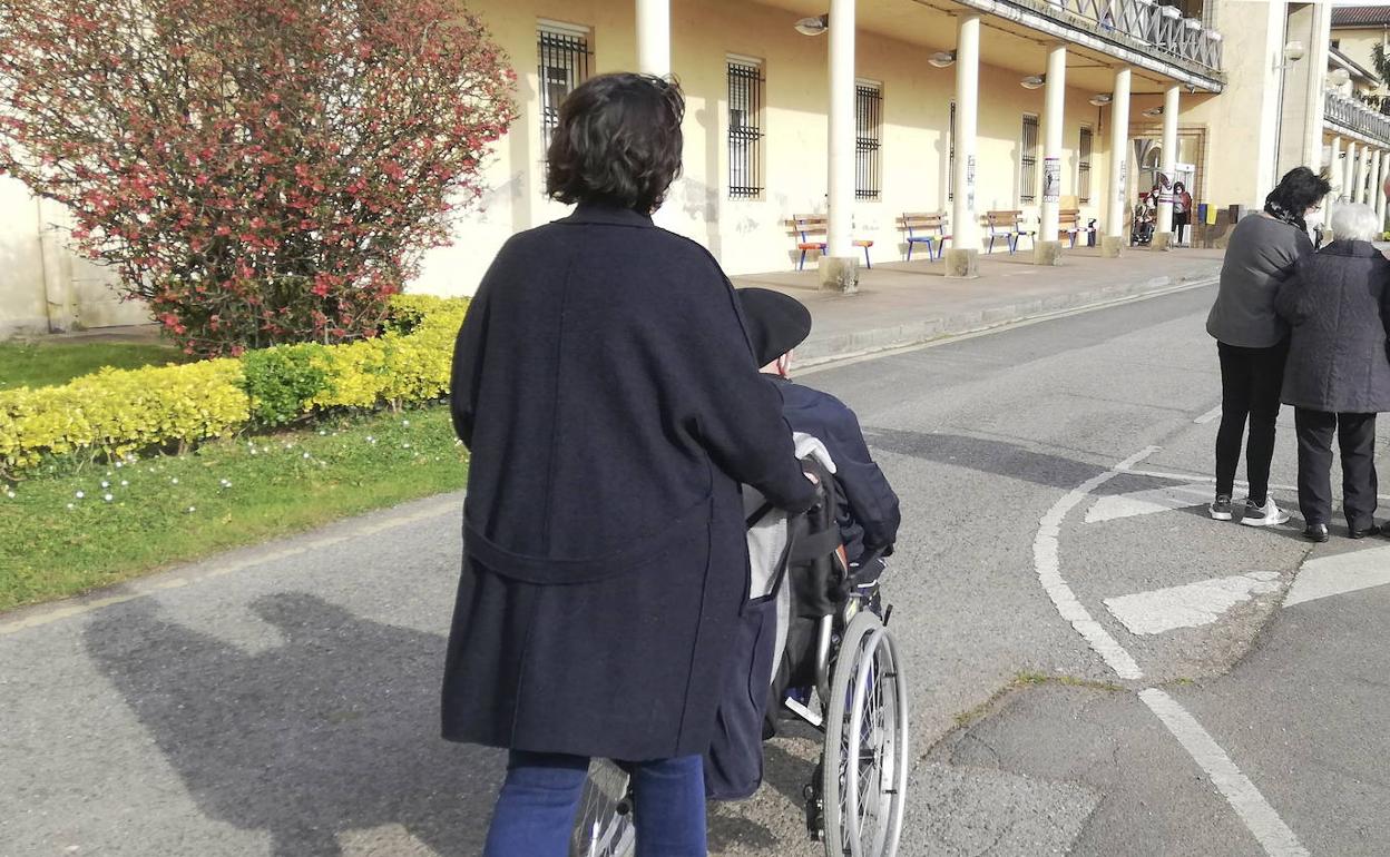 Paseos con familiares en una residencia de Tolosa