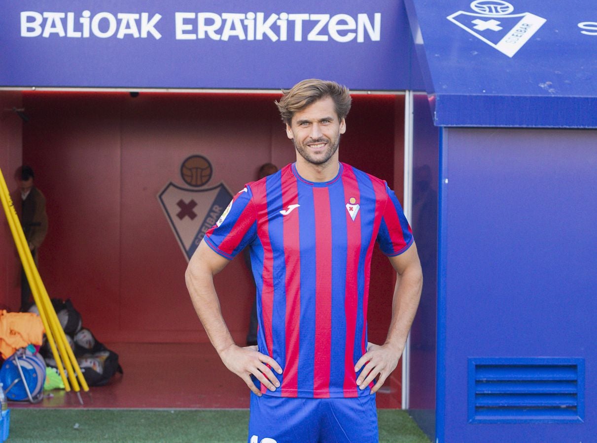 Fotos: Llorente se viste por primera vez de azulgrana