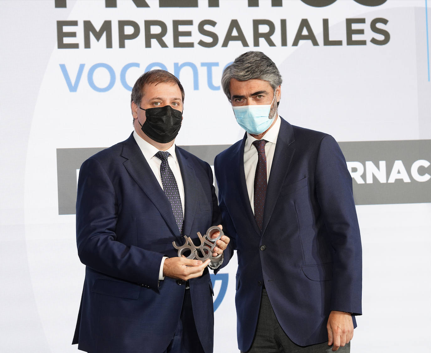 Juan Manuel Serrano, presidente de Correos, recibe el Premio a la Expansión Internacional de mano de Luis Enríquez, consejero delegado de Vocento.