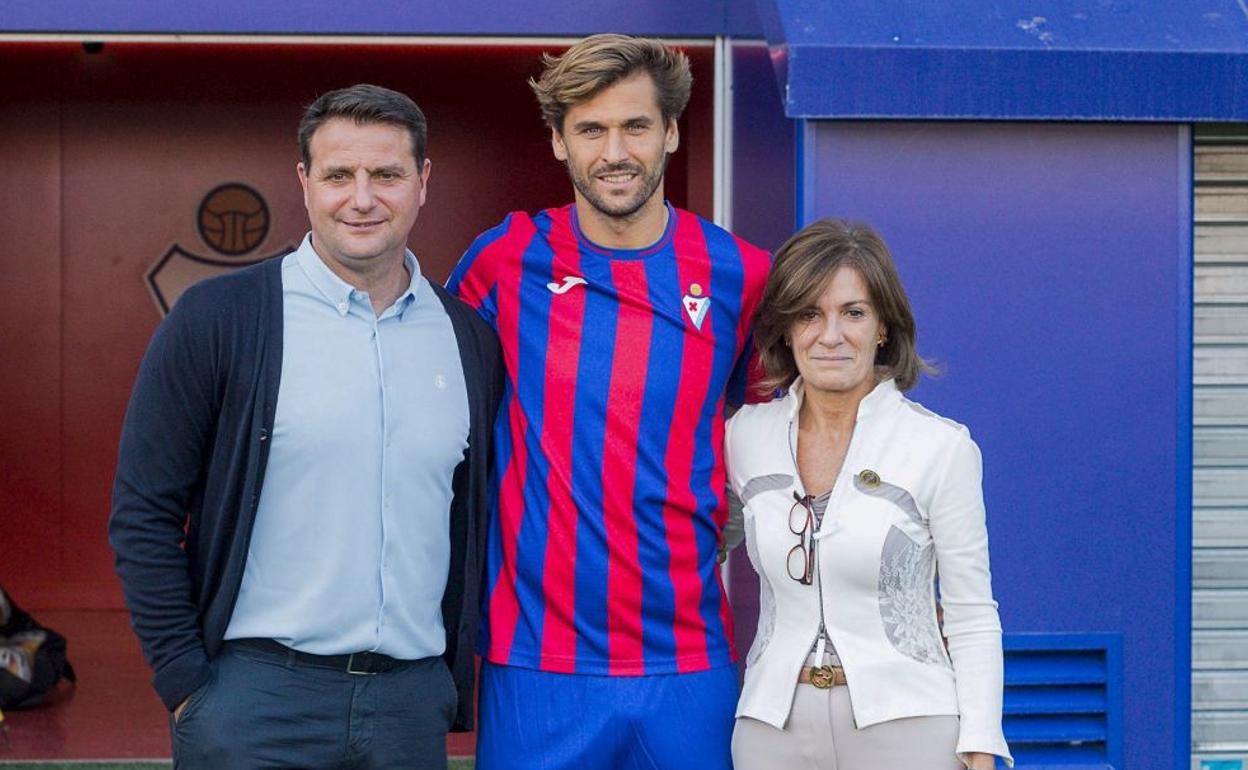 Fernando Llorente, junto con el director deportivo César Palacios y la presidenta armera Amaia Gorostiza.