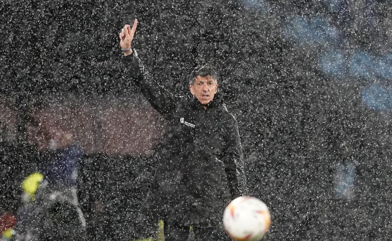 Imanol Alguacil, bajo el diluvio, ayer en la banda de Balaídos. 