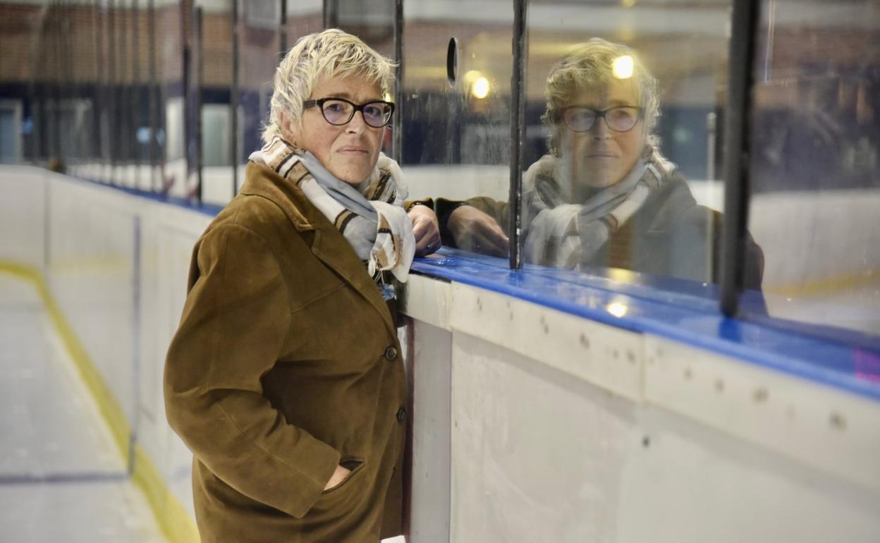Rosa Zubeldia, presidenta del Txuri-Urdin, en la pista de hielo. 
