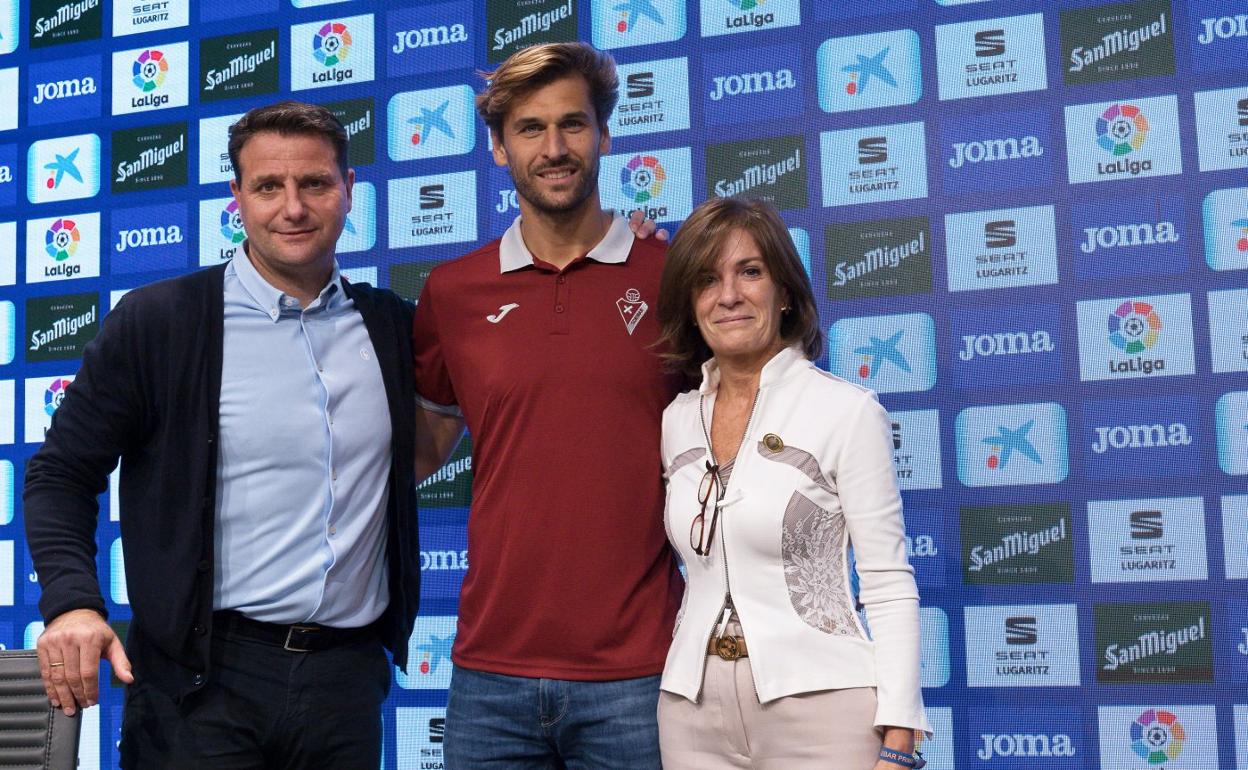 El director deportivoCésar Palacios,Fernando Llorente y la presidenta AmaiaGorostiza, ayer en lapresentación comonuevo jugador de la SD Eibar. 