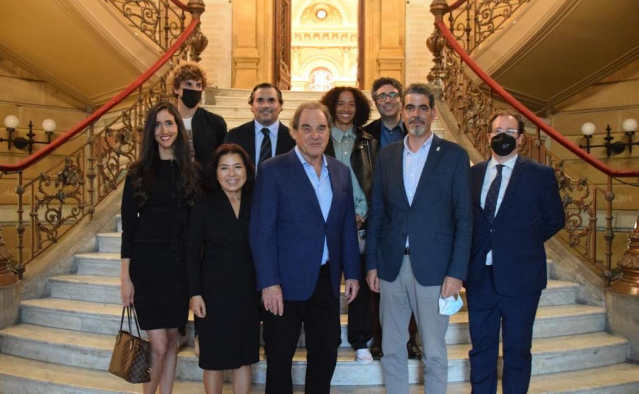 Oliver Stone, junto al alcalde Eneko Goia, el concejal Jon Insausti, y sus acompañantes, en las escaleras del Ayuntamiento donostiarra. 