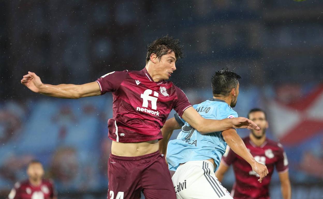 Le Normand disputa un balón con Nolito. 