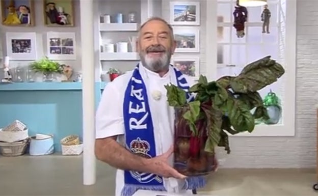 Karlos Arguiñano con la bufanda de la Real Sociedad en su programa 'Cocina abierta'.