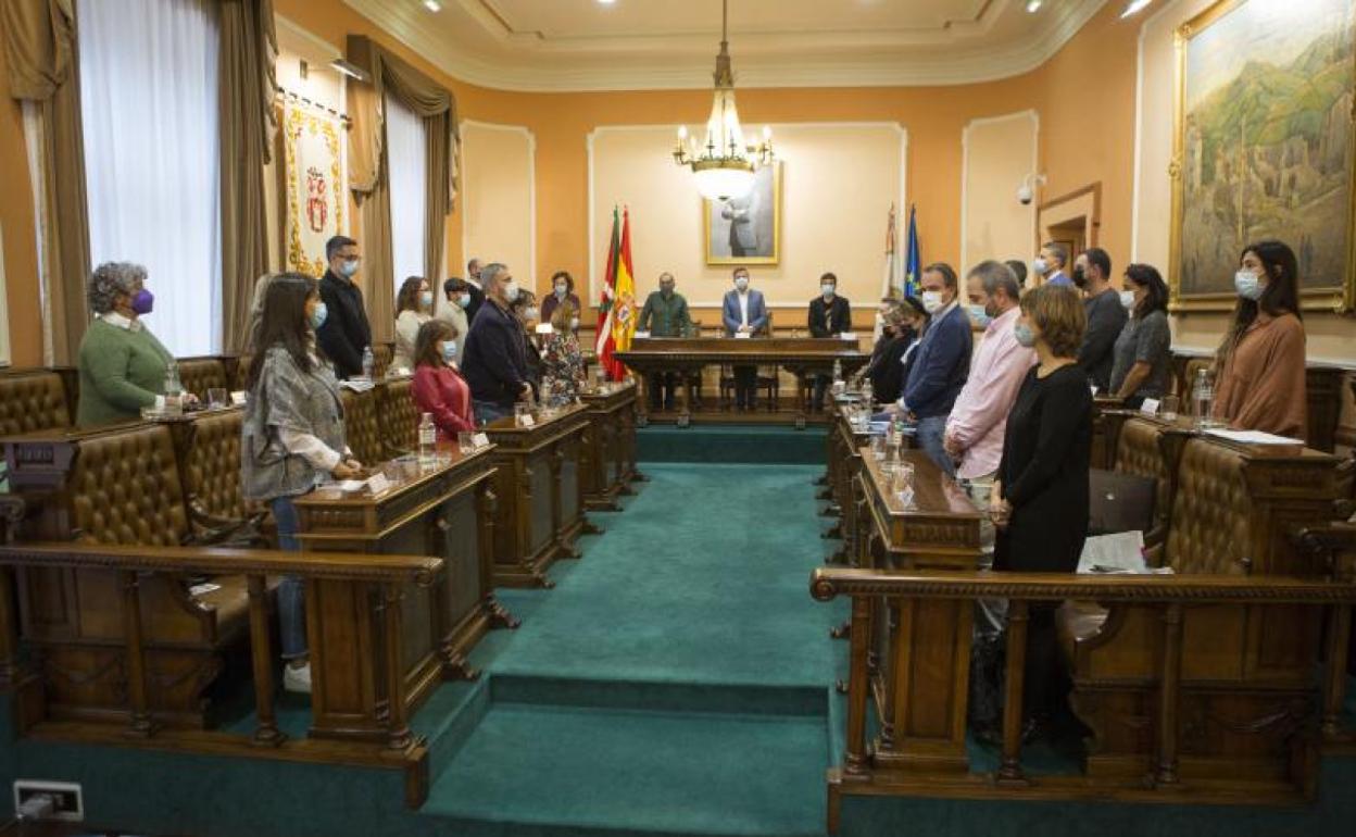 Minuto de silencio en recuerdo de quien fuera alcalde de Irun, Ricardo Echepare. 