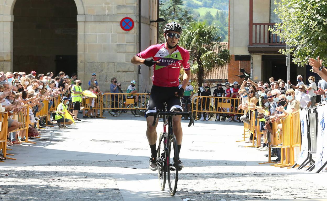 Xabier Isasa vestirá el maillot naranja las dos siguientes temporadas. 