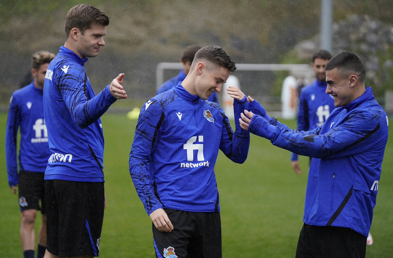 Barrenetxea controla un balón en el entrenamiento de esta mañana en Zubieta. 